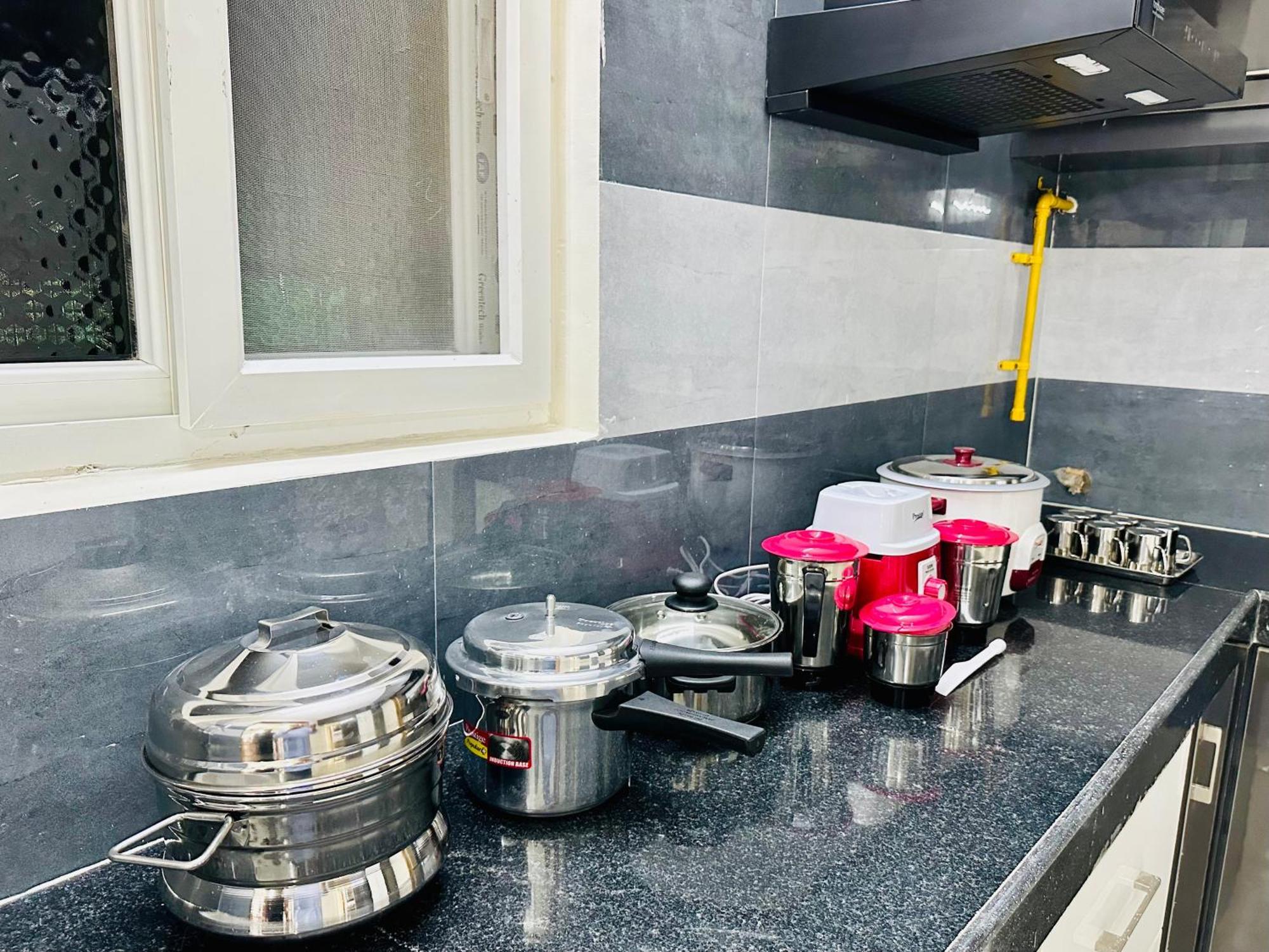 Truelife - 3Bhk Family Suites - Ps4 Pure Veg Restaurant On The Way To Balaji Temple - 2500 Sft Large Signature Apartment - Modular Kitchen - Super Fast Wifi, Smart Tv, 250 Jio Channels - Parking - Easy Access To All Temples - Top Service With Lots Of Tirupati Exteriör bild